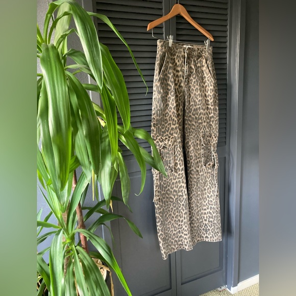 Leopard Print Wide-Leg cargo Pants - Picture 1 of 11